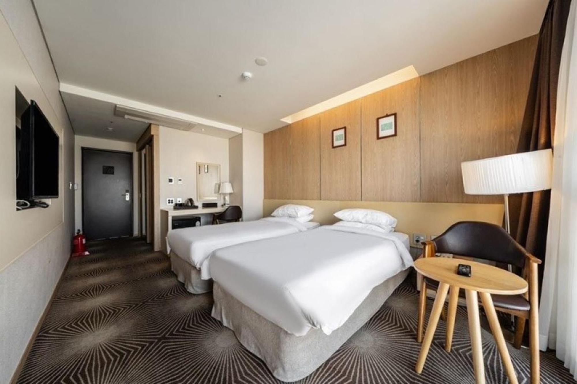 Golden Daisy Hotel Seogwipo Bagian luar foto