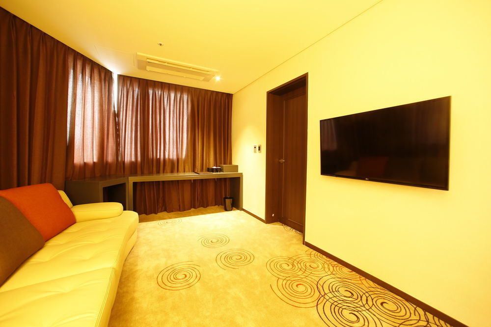 Golden Daisy Hotel Seogwipo Bagian luar foto