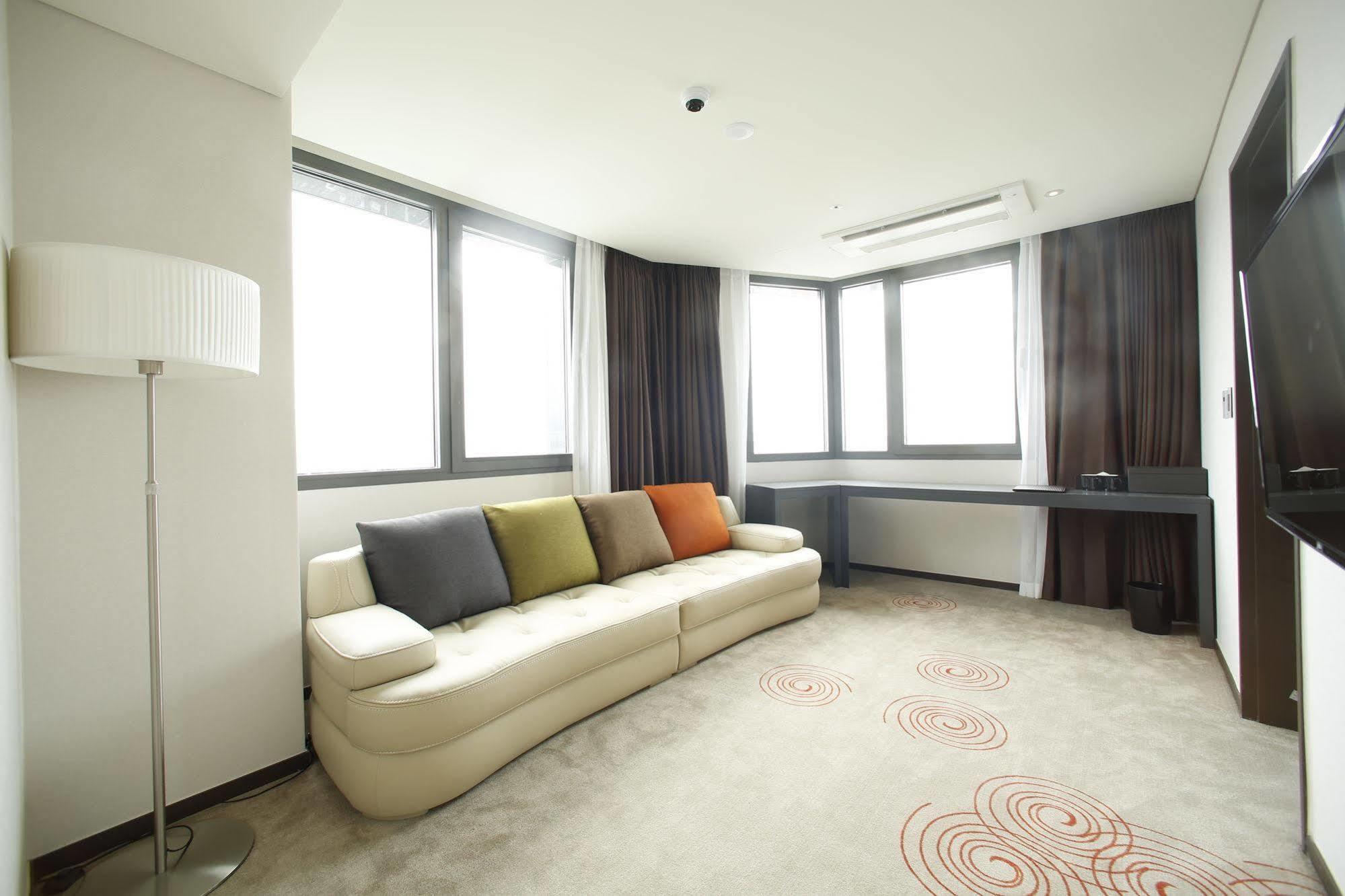 Golden Daisy Hotel Seogwipo Bagian luar foto