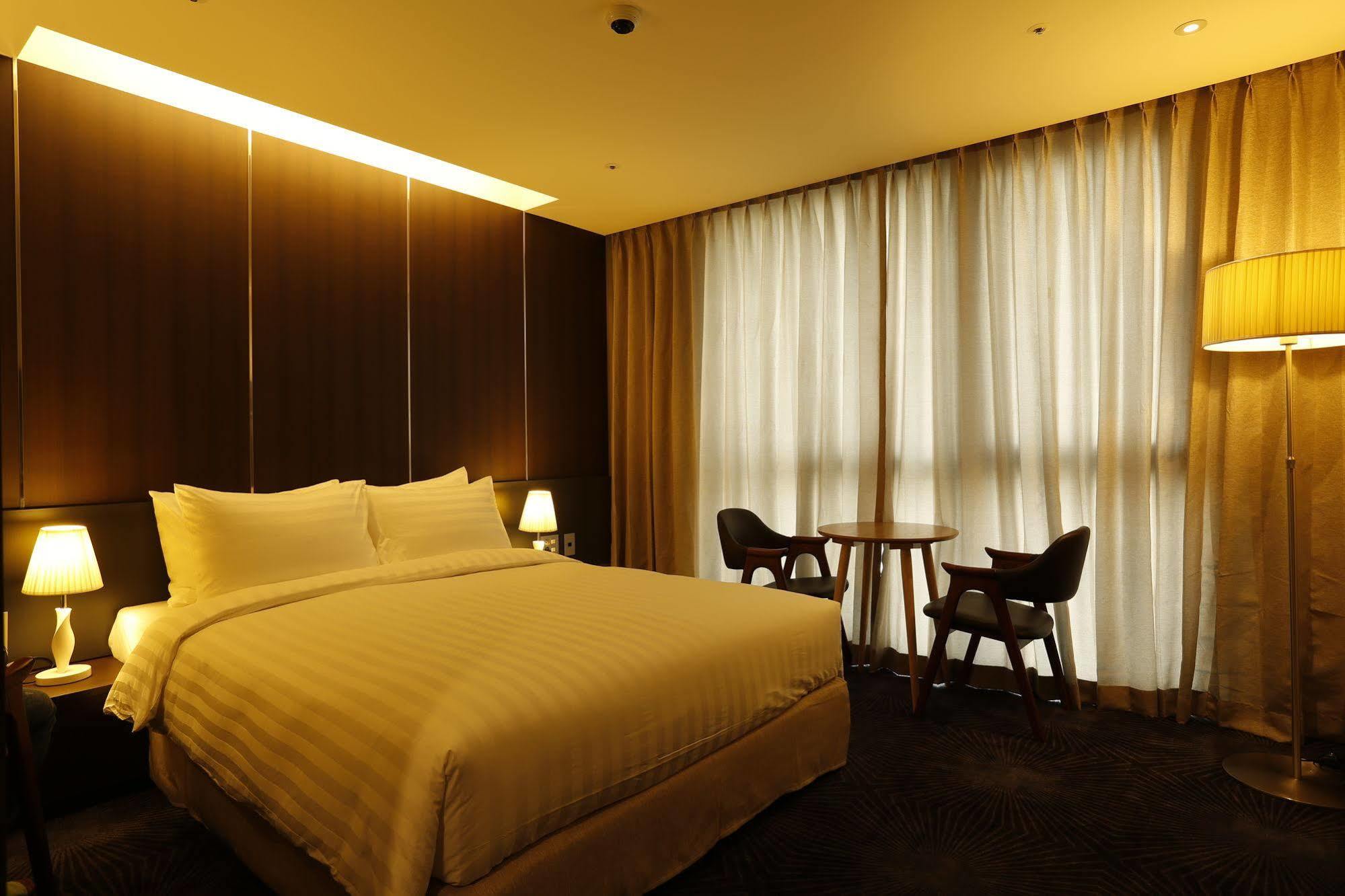 Golden Daisy Hotel Seogwipo Bagian luar foto